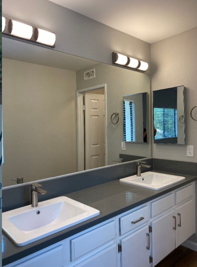 Building Photo - COMING SOON REMODELED 2 BEDROOM 2.5 BATH, 2 CAR GARAGE CONDO MISSION VALLEY