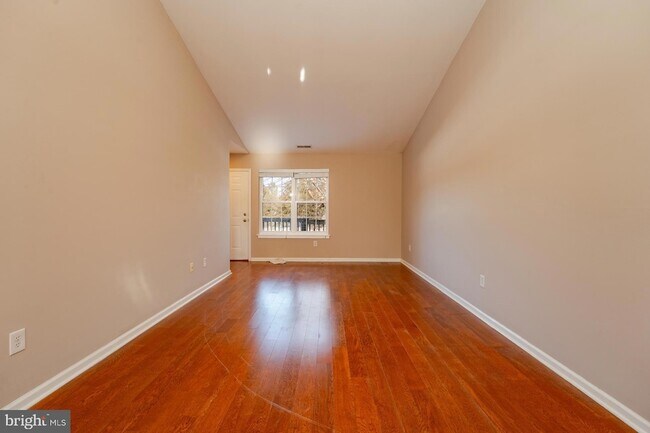 Building Photo - 558 London Ct