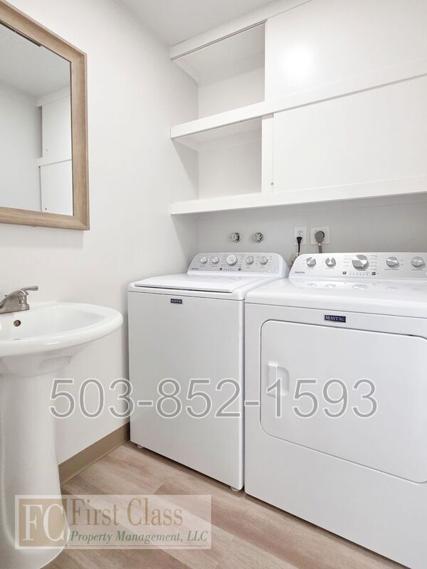 Building Photo - 8500 SW Canyon Dr