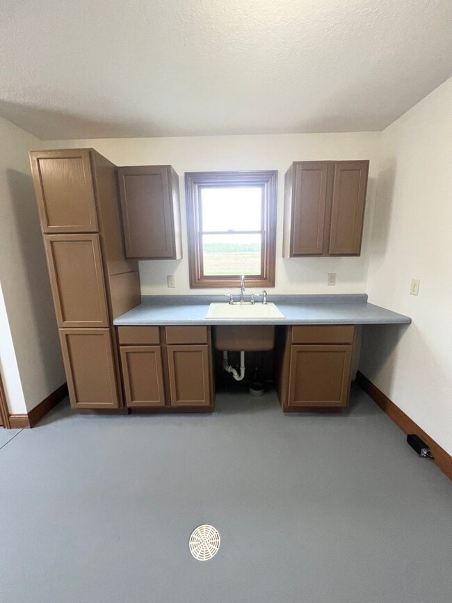 Building Photo - NEW LISTING! 3 Bedroom home