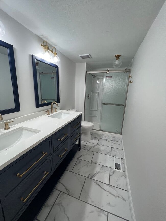 Building Photo - Creve Couer CONDO!