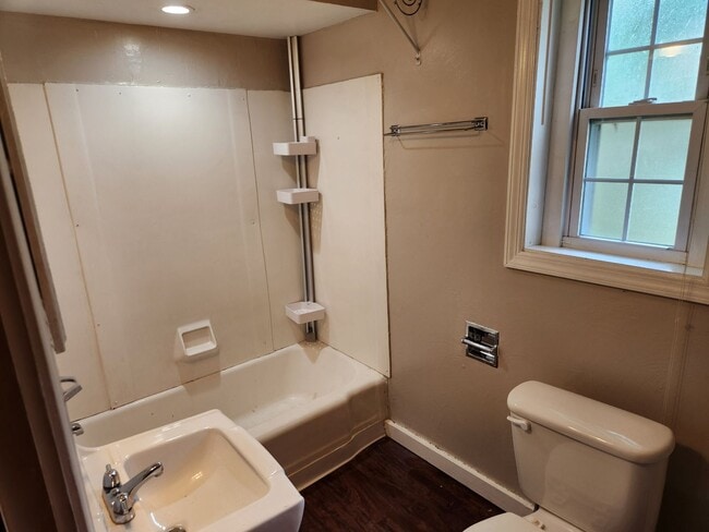 Building Photo - Conveniently Located One Bedroom Apartment...