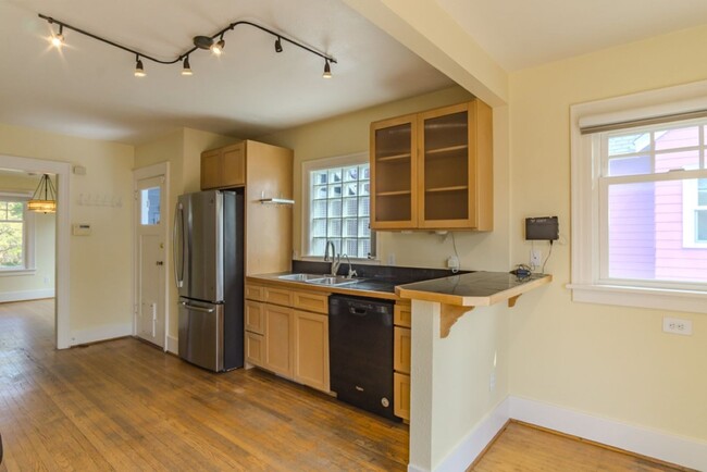 Building Photo - 3Bd/1.75Ba Seattle House