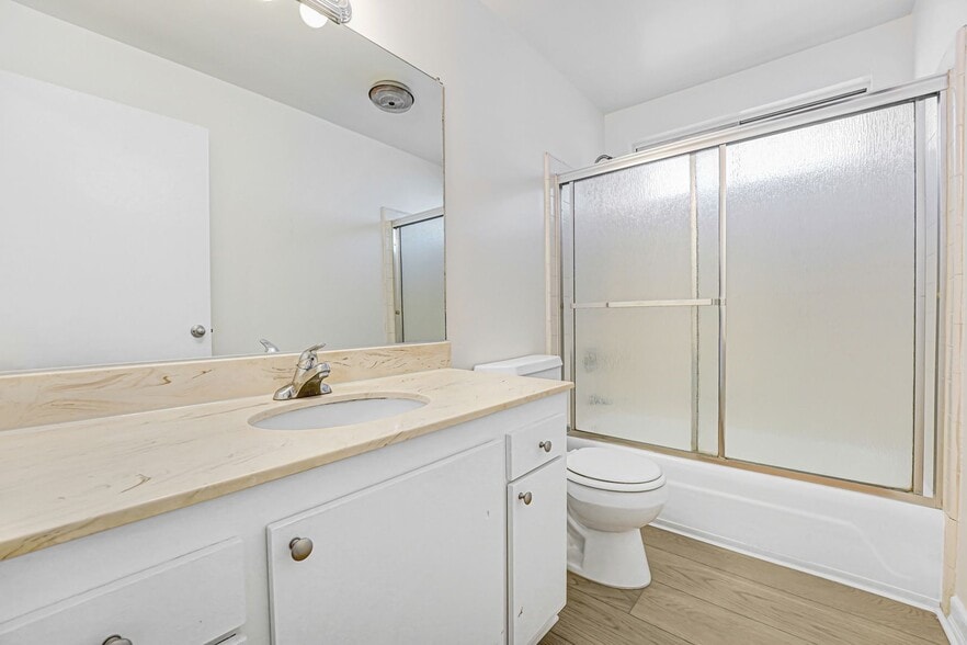 Building Photo - 1723 S Barrington Ave