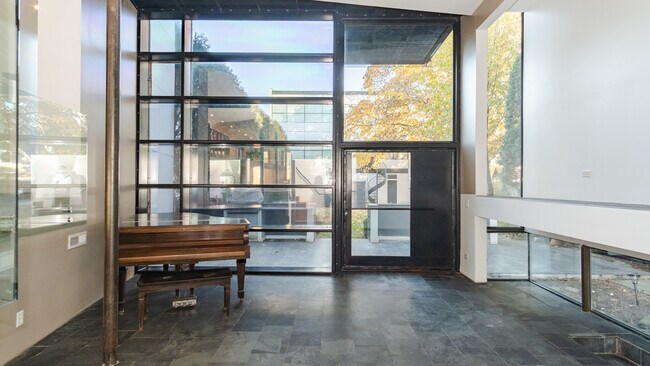 Building Photo - 343 Ashland Ave