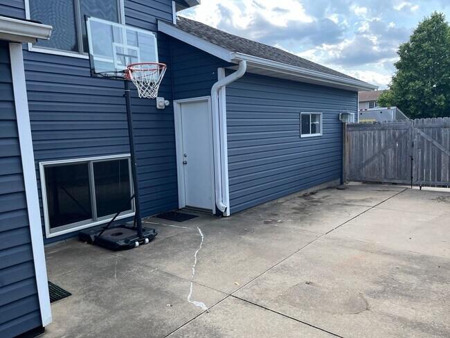 Building Photo - Beautifully Updated 4-Bed Home in Prime NW...