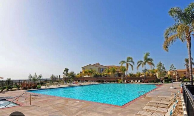 Building Photo - Stunning 4br + Den located on a view lot i...