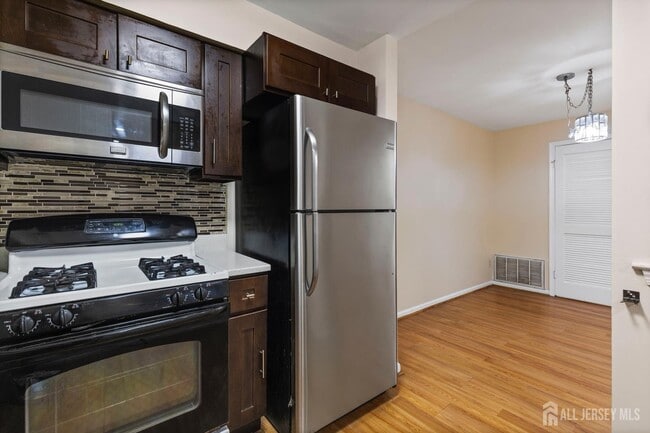 Building Photo - 828 Waterford Dr