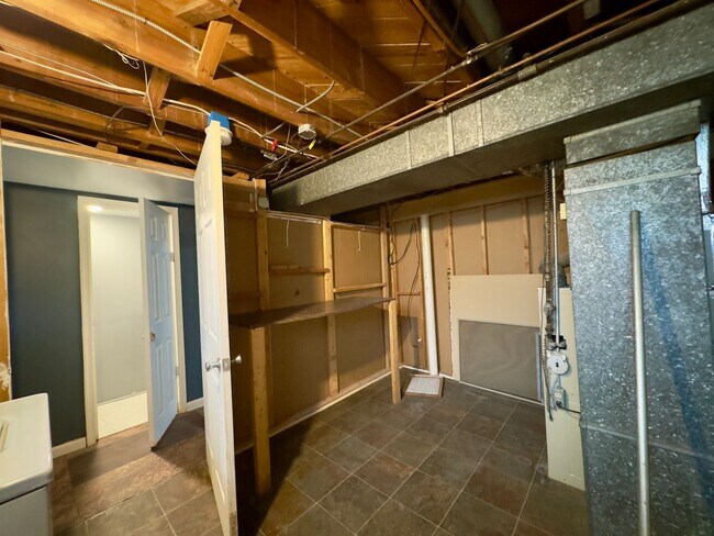 Building Photo - Spacious 3Bed/1.5Bath in Woodlawn