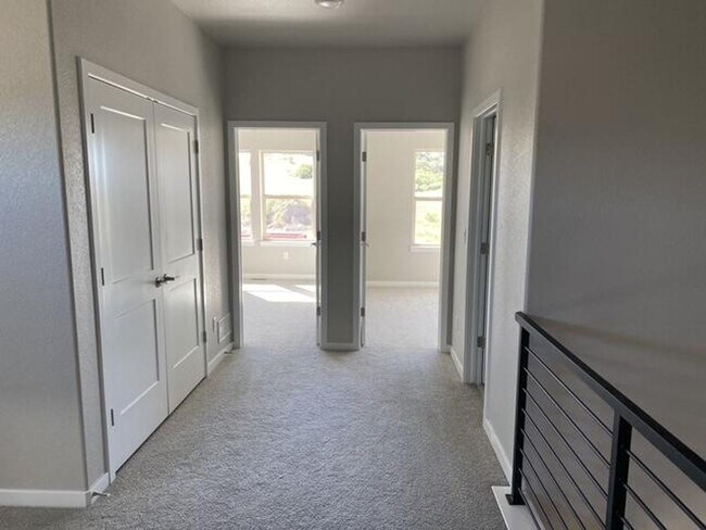 Building Photo - Flying Horse Luxury 4 Bed Townhouse with Mt. Views