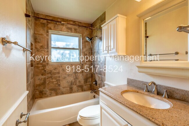 Building Photo - Stunning 3 Bed 1 Bath in amazing area