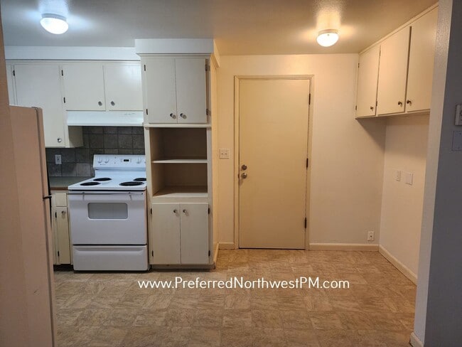 Building Photo - 892 Cornwall Ave