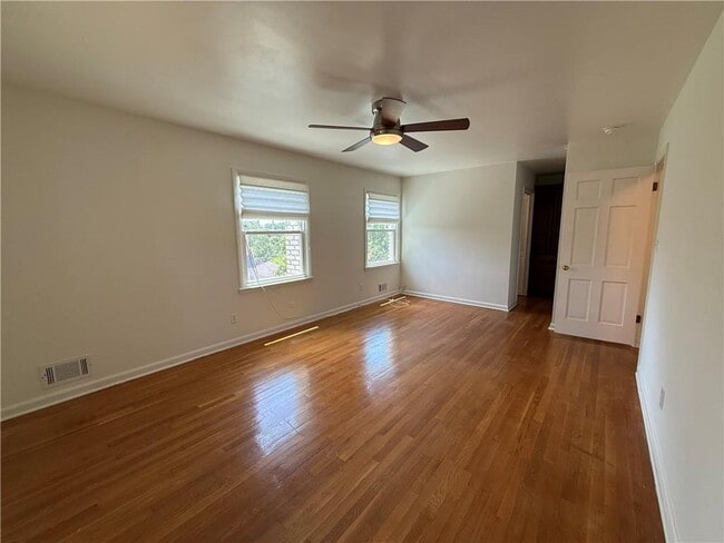 Building Photo - 800 Glenairy Dr NE