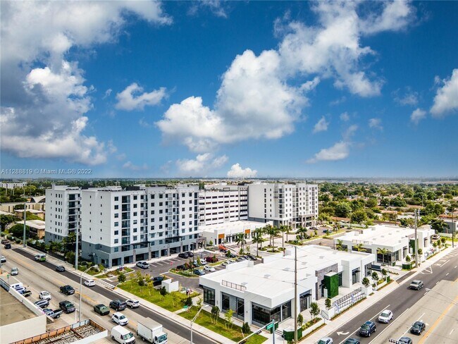 Building Photo - 401 Hialeah Dr