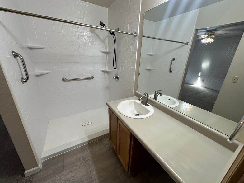 Building Photo - 6682 Chantilly Pl