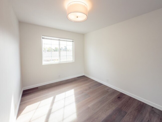 Building Photo - 1000-1006 Tilton