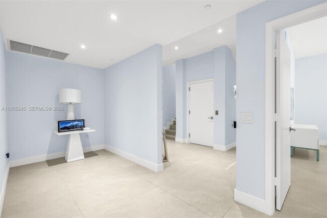 Building Photo - 650 NE 32nd St