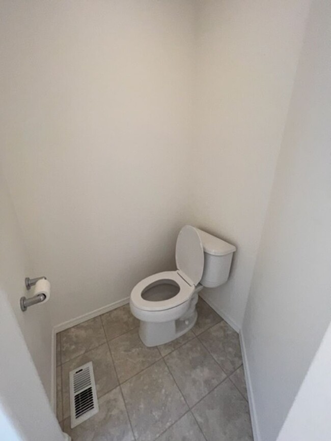 Building Photo - Beautiful 4 Bedroom Eagle River Home!