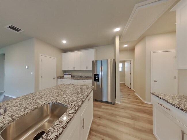 Building Photo - 5128 Saddle Clb Dr