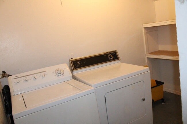 Building Photo - 2 Bedroom, 1 Bathroom Single Story House in Antioch with Garage and Side Yard Access