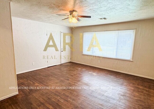 Building Photo - LOCATION! LOCATION! LOCATION! Charming 2 B...