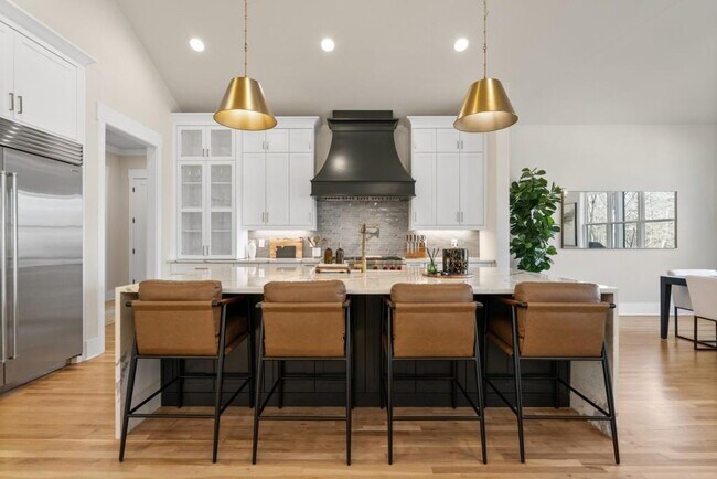 Building Photo - 568 Versailles Dr