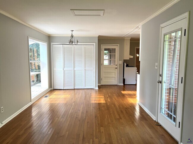 Building Photo - 2855 Riverview Rd