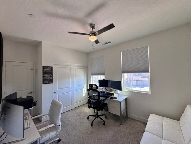 Building Photo - Elegant 4 Bedroom, 4.5 Bathroom Home with ...