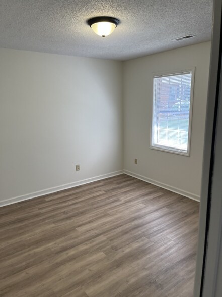 Building Photo - 929 Oak St