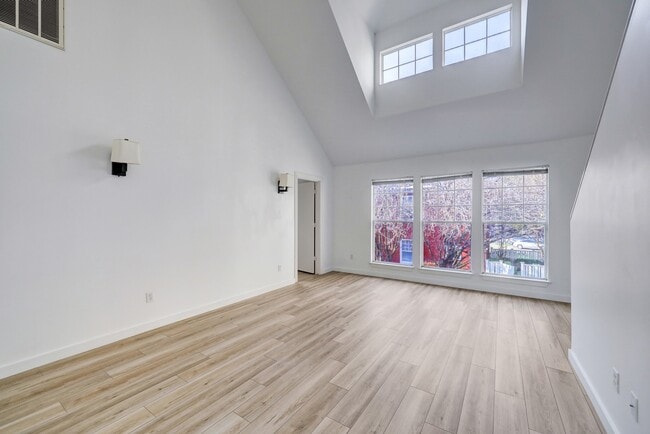 Building Photo - 1401 Castle Ct
