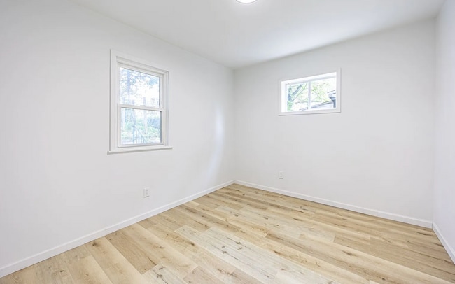 Building Photo - Newly Renovated 5-Bedroom Beauty!