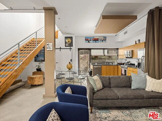 Building Photo - 815 Hampton Dr