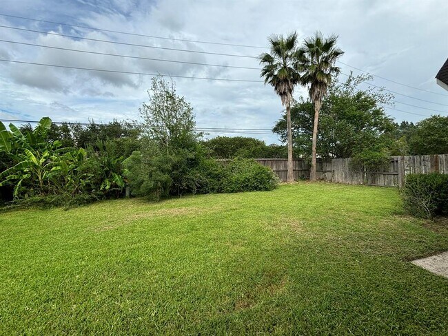 Building Photo - 3055 Fallbrook Dr