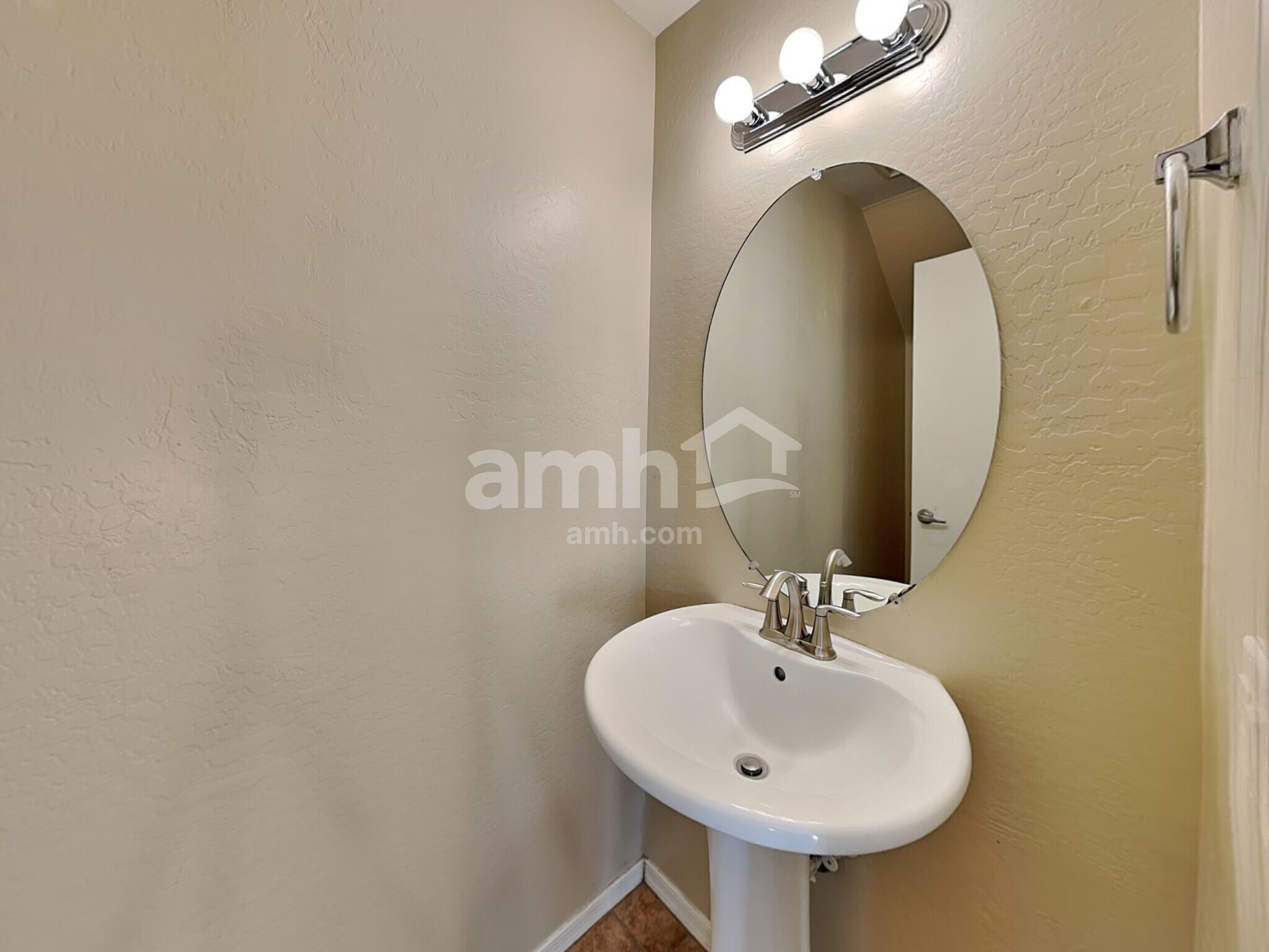 Building Photo - 1587 E Anastasia St