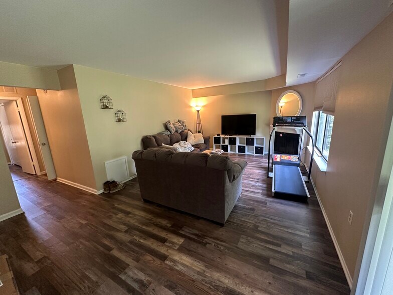 Building Photo - 225 Briarcrest Dr