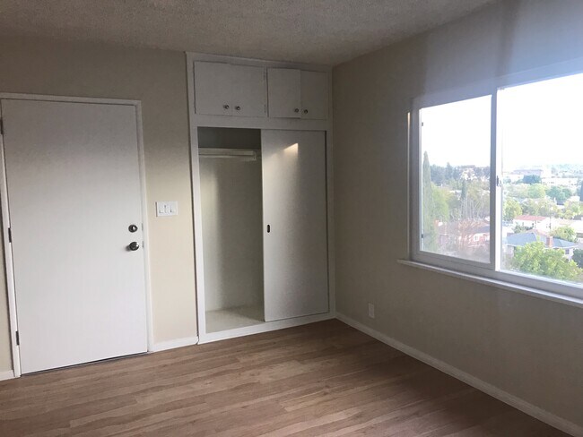 Building Photo - 165 Hampden Ter