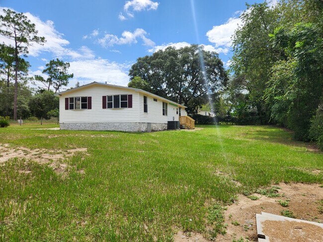 Building Photo - 3 bed, 2 bath on 1/3 Acre of FENCED land.