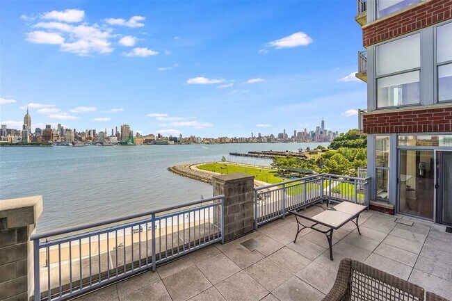 Building Photo - 1125 Maxwell Ln