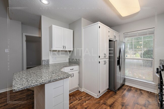 Building Photo - Alluring 3 Bed 2 Bath Home by Medal of Honor Park!