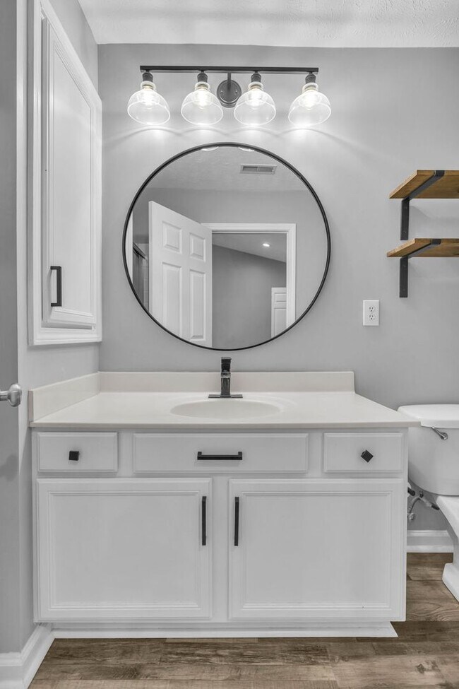 Building Photo - Move-in Ready Townhome in heart of Spring Hill