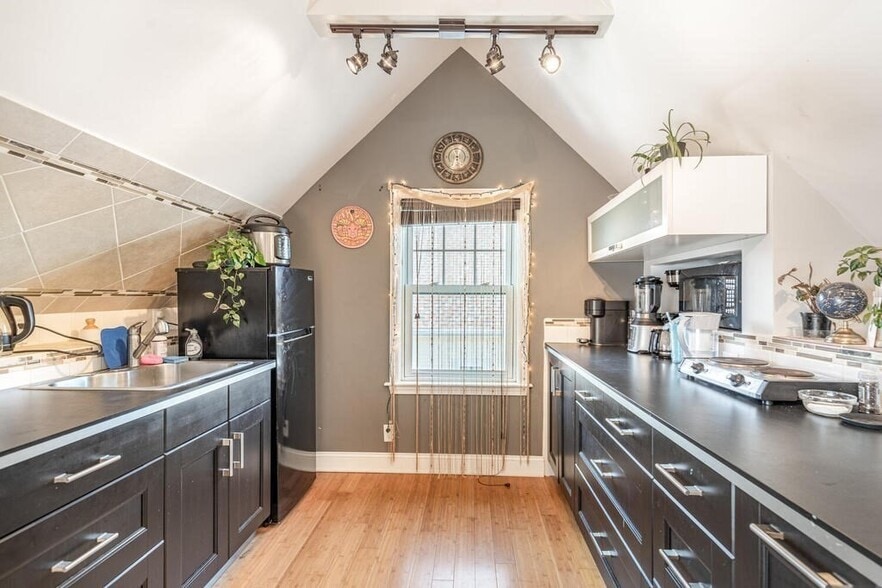 Building Photo - 39 Melvin St