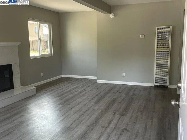 Building Photo - 1285 Russell Way