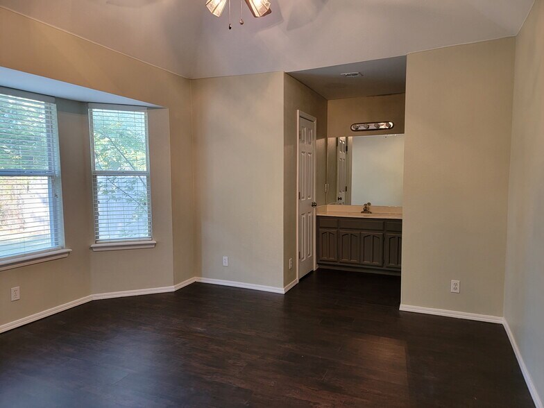 Building Photo - 200 E Laredo Pl