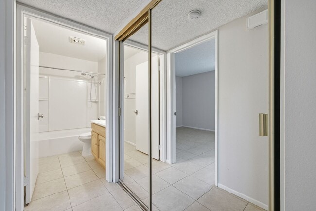 Building Photo - Cozy One Bedroom with Laundry and Patio!