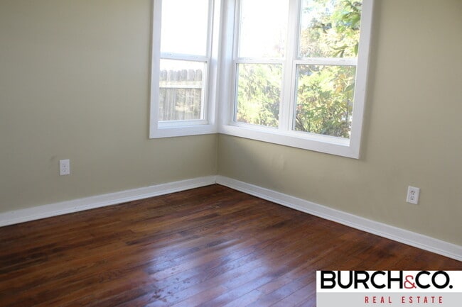 Building Photo - 2 Bedroom/ 1Bath Available