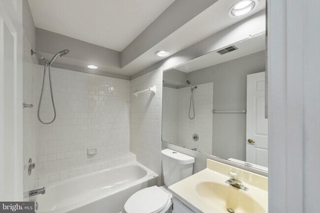 Building Photo - 20 Rhodes Pl