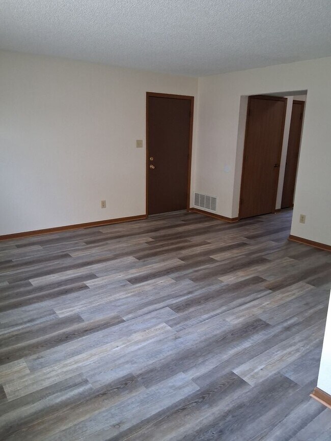 Building Photo - 2 bedroom apartment washer dryer hookups