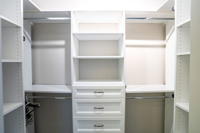 Building Photo - 933 W Van Buren St