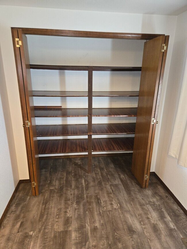 Building Photo - Beautiful Hermiston Home offers a perfect balance of comfort and convenience