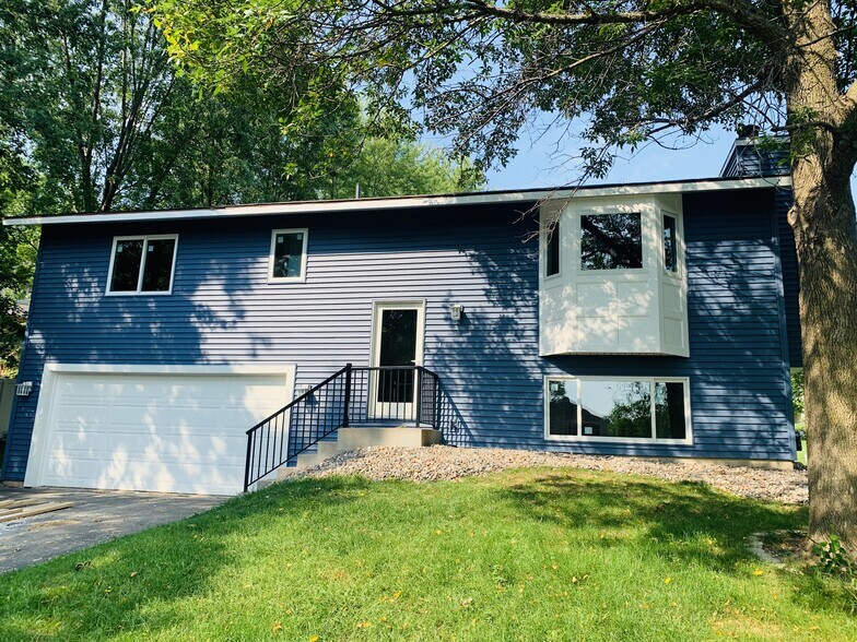 Primary Photo - 7575 Lanewood Ln N